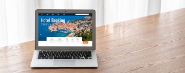 Çevrimiçi otel konaklama rezervasyon sitesi mod rezervasyon sistemi sağlar. Seyahat teknolojisi kavramı .