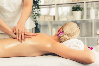Kafkasyalı kadın müşteri stres önleyici spa masajının keyfini çıkarıyor ve lüks otel ya da oteldeki gündüz açık ortam güzellik salonunda güzellik teniyle eğleniyor. Sessiz.