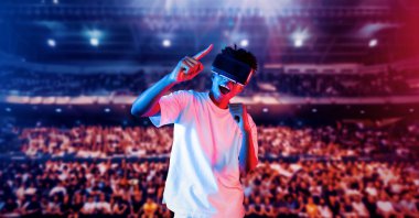 Afrikalı oyuncu, VR kulaklığı takıp, müfettişin tezahüratı ve desteğiyle arenada dururken oyunu heyecanlandırdı. Büyülü teknoloji kullanarak metaevrene erişen çekici bir insan. Yenilik. Yaratıcılık.