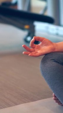 Yoga odasındaki spor salonunda aktif hamile kadın egzersizi. Hamile karnında bebek taşıyan hamile bir anne. Doğum öncesi bakım ve kadın hamileliği konsepti.