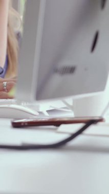 İş kadını el yazısını ve ofis masasındaki masaüstü bilgisayarını yakından çek. İş iletişimi ve işyeri kavramı.