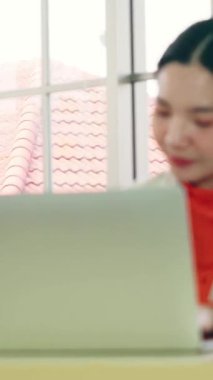 Modern ofis odasındaki masada çalışan iş adamları mali veri raporlarını incelerken .