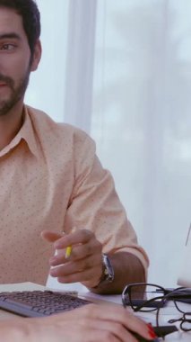 Yaratıcı iş adamları modern işyerindeki ofis masasında sohbet ediyorlar. Şirket uluslararası iş kavramı.