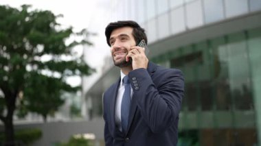 Kafkasyalı yetenekli bir proje yöneticisi. Bulanık geçmişiyle şehirde yürürken telefonla konuşuyor. Akıllı telefon kullanan yetenekli bir işadamı bulanık geçmişi olan bir proje yöneticisiyle konuşuyor. Sevinçli..