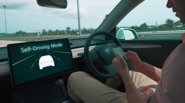 Sürücü ya da otonom araç sürücüsüz ve otomatik pilot modunda hız otoyolunda seyahat etmek, sürücünün rahatlayıp güvenliği tehlikeye atmadan akıllı telefona odaklanmasını sağlar. Titiz