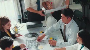 Mühendisin, toplantı masasındaki türbin motorunu ekipmanla gösteren üst düzey görüntüsü. Profesyonel proje yöneticisinin elektronik jeneratör sistemi hakkında konuştuğu ve tartıştığı hava görüntüsü. Hizalama.