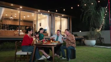 Tatil kutlaması için aile bir arada. Yetişkin üye tatlı kız dışında şarap kadehiyle tezahürat yapar. Açık hava kampı aktivitesi yiyeceklerle rahatlamak ve akrabalarla zaman geçirmek kuşaklar arası bir uçurum. Uyumsuzluk.