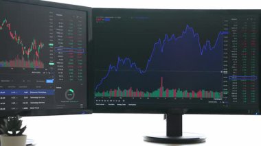 Hisse senedi borsası pazarlamasını analiz eden yavaş çekim şirketindeki yatırımcılar, kayıp için mum bar fiyatını analiz eden monitörlere bakıyor ve kazanç ve kâr elde ediyor. Filizlenen