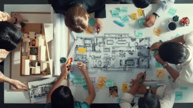 Proje yöneticisi ya da inşaat mühendisinin planlama ve planlama binasında yazışmalarının üst düzey görüntüsü. Toplantı masasında birlikte çalışan mimarın belgeyle birlikte havadan görünüşü. Hizalama.