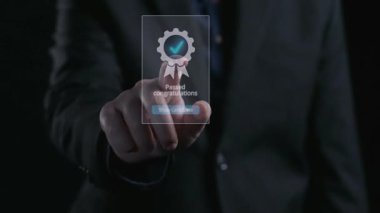 İş adamı ürün sertifikasını güvence altına alıyor ve önemli bir başarıyı simgeliyor. Ürün sertifikasını geçirerek kaliteye ve güvenilirliğe olan bağlılığını gösteriyor. Kullanıcı Kimliği