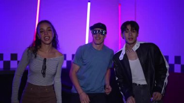 Farklı sokak dansçıları partilerde neon ışıklarıyla şehir pop müziğine taşınırken erkekler süslü gözlükler takıyor. Çekici hipster kameraya bakarken dans eder ya da pratik yapar. Mutluluk.