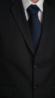 İşadamı, ticari kar artışının gelecekteki hedefe arttığını gösteren imalı bir tablo çizdi. Şirket işlerinin yükselmesi için mükemmel bir mali durum. Finans ve para teknolojisi .