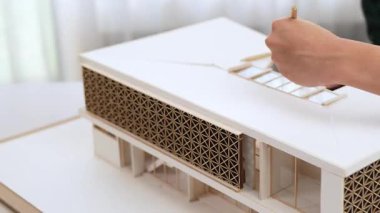 Mimari teçhizat incelemesi kullanan ev tasarımcısı ve müşteri veya müşteriyle birlikte mimari ev modeli tasarım örneklerini ölçer. Filizlenen