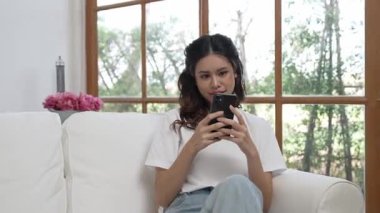 Genç bir kadın internet üzerinden alışveriş yapmak için internet üzerinden internet üzerinden internet üzerinden alışveriş yapıyor. Modern ve konforlu çevrimiçi alımlar güvenli ve uygun alışverişleri sağlar.