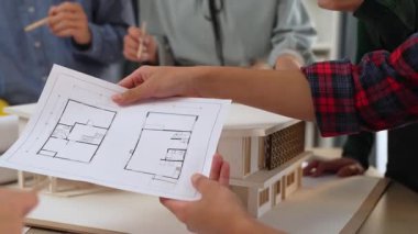 Müşteri denetimi ile yavaş çekim iç mimar taslağı hazırlamak ve ev dekorasyonunu müşteri talebine göre düzenlemek. Mimari müşteri hizmetleri. Filizlenen