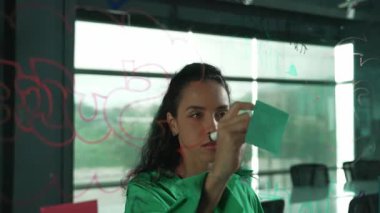 Genç İspanyol çalışanlar renkli yapışkan notlar yazıyorlar. Akıllı iş kadını pazarlama fikrini, beyin fırtınası stratejisini, iş planını paylaşıyor. Proje yöneticisi zihin haritası çiziyor. - Yakın çekim. Yönlendirici.