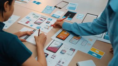 Mobil uygulama ya da web sitesi için kullanıcı arayüzü prototipi planlayan şirket çalışanlarının panorama videosu. UX UI tasarım beyin fırtınası kullanıcı dostu arayüz planı tasarlıyor. Sinerjik