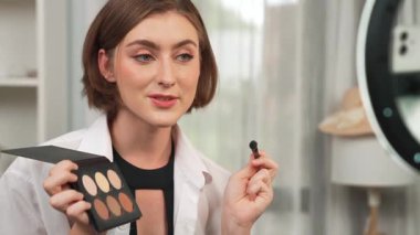 Kadın Etkilenen Vlog video görüntülerini canlı yayınlıyor Makyaj primi sosyal medya veya blog. Kozmetik stüdyosu ışıklandırmalı mutlu genç kız çevrimiçi pazarlama oturumu yayını için..