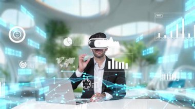 Akıllı proje yöneticisi sanal gerçeklik gözlüğü takıp dizüstü bilgisayarla aynı masada otururken pazarlama fikrini paylaşıyor. Yetenekli iş adamı yüzen mali tabloya bakıyor ve kontrol ediyor. Aygıt.