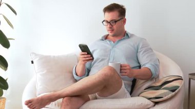 Elinde kahve fincanı olan orta yaşlı bir adam telefon arama verilerini kullanarak kanepeye oturur, çocukları iyi bir baba ya da eğlence olarak yetiştirir. İşadamı teknolojiyi kolaylık için kullanır. Uyumsuzluk.