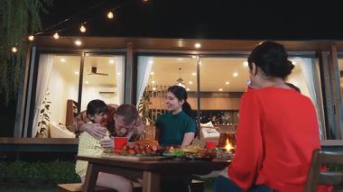 Aile tatilini bahçede kutlar. Son sınıf öğrencisi sürpriz bir şekilde toruna hediye verdi. Akrabalarla rahatlamak için açık hava kamp aktiviteleri, nesiller arası tatlı akrabalarla zaman geçirmek için. Uyumsuzluk.