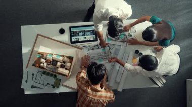 İç mimar tasarımcı dış tasarım hakkında konuşurken ve tartışırken mimar mühendis ekibinin yapışkan notlar yazıp ev modeline not yapıştırdığı yukarıdan aşağıya hava görüntüsü. Hizalama.