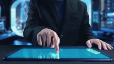 İş adamı iş büyümesi için ölçümleri değerlendirir, genişleme hedefleri koyar. İnovasyon ve strateji 2025 yoluyla sürekli iş büyümesini teşvik etme hakkında görüşler. Kullanıcı Kimliği