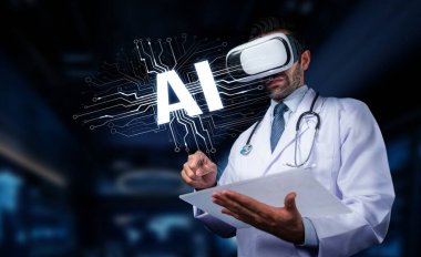 Sanal gerçeklik kulaklığıyla ilgilenen bir tıp uzmanı, yapay zekanın sağlık hizmetlerine entegrasyonunu sembolize ediyor. Görüntü tıptaki gelecekteki teknolojiyi vurguluyor. PHMT