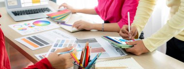 İnternet sitesinde canlı eleştiriler için çevrimiçi aplikasyon rezervasyon takvimi