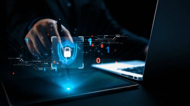 İş adamı siber güvenliğin özünü keşfeder. Siber koruma yöntemlerini, tehditleri derinlemesine araştır ve siber güvenlik duruşunu güçlendir. Siber güvenlik çağında UUID 'de gezinmek için gerekli