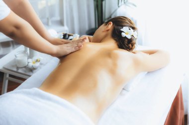 Kafkasyalı kadın müşteri stres önleyici spa masajının keyfini çıkarıyor ve lüks otel ya da oteldeki gündüz açık ortam güzellik salonunda güzellik teniyle eğleniyor. Sessiz.