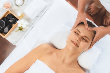 Panorama 'da kadınların stres önleyici kafa masajından ve lüks tatil beldesi veya otel spa salonundaki modern ışık ortamında yüz güzelliği eğlencelerini şımartmaktan hoşlandığı bir manzara var. Sessiz.