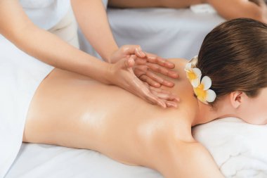 Kafkasyalı kadın müşteri stres önleyici spa masajının keyfini çıkarıyor ve lüks otel ya da oteldeki gündüz açık ortam güzellik salonunda güzellik teniyle eğleniyor. Sessiz.