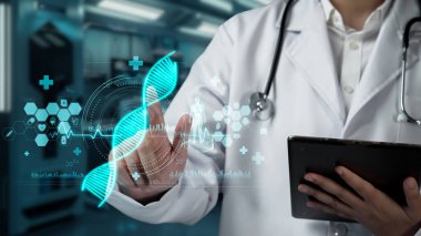 Doktorun tableti tutmasına ve yüzen tıbbi çapraz holograma işaret etmesine yakın durun. Pratisyen hekimin teknolojik yenilikleri kullanarak tıbbi veri hologramına erişimi var. İyileştirici.