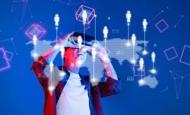 Genç bir insan, küresel ağ oluşturma ve iletişim olanaklarının görselleştirilmesiyle dolu dijital bir alanda sanal gerçeklik teknolojisi deneyimi yaşıyor. XDMCP