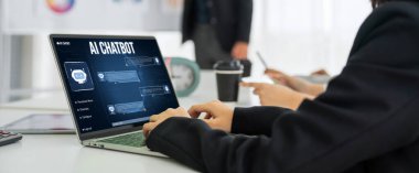 Yapay zeka teknolojisini çalıştırmak için komut mühendisi ve kullanıcı kolaylığı için üretici yapay zeka yardımcı araçları insanların yapay zeka işlevlerini teşvik ederek yapay zekayı çalıştırmalarına yardımcı olur