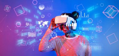 Genç bir kadın, fütüristik bir ortamda veri analizi ve finansal planlamayı temsil eden canlı görsel unsurlarla çevrili sanal gerçeklik kulaklığıyla neşe içinde etkileşime geçiyor. XDMCP