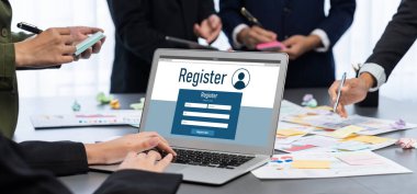 Analizci ekibi yaratıcı ve analitik beyin fırtınası fikri için bilgisayar ekranında BI veri paneli olan yapışkan bir not kullanıyor. Pazarlama stratejisi için finansal veri görselleştirme teknolojisini analiz et. Dahi.