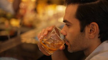 Akıllı adam tek başına oturmuş kokteyl içiyor. Eski moda bekleme arkadaşları ya da cuma gecesi barda ve restoranda lüks içki tezgahında içki içen bir çift. Vinosity.