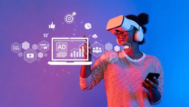 Genç bir kadın bilgisayardaki dijital reklam kavramlarını keşfeden sanal gerçeklik kulaklığıyla mutlu bir şekilde etkileşime geçiyor. Bu sahne çevrimiçi pazarlamanın ve sözleşmenin geleceğini yakalar. XDMCP