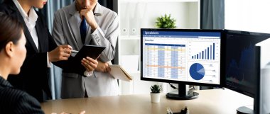 Hesap tablosu bilgi finansal başlangıç kavramı. Çevrimiçi analiz projesi için hesap tablosu belgelerinde veri ve grafikler