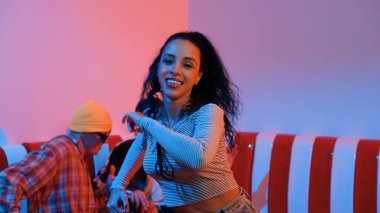 İspanyol dansçı çeşitli arkadaşlar birlikte dans ederken hareket eder. Mutlu profesyonel hipster el sıkışırken aynı zamanda çok kültürlü bir grubu destekliyor ve cesaretlendiriyor. Mutluluk.