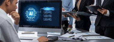 İş zekası ve veri analizi kavramı. Analizci ekibi laptop ekranında finansal veri analizi üzerinde çalışıyor. Etkili iş stratejik planlama için pazarlama göstergesi olarak. İçgörü