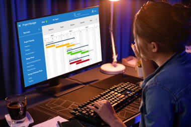 Ekip projesinin zaman çizelgesini gösteren bilgisayar ekranında canlı iş projesi yönetimi için proje planlama yazılımı