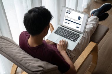 Muhasebe uygulamasından gelen fatura bilgisayar ekranında. Şirket işlerinin finans ve bütçesi için bilgisayar programı. Rahatça..