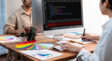 Uygulama ve program kodlaması için bilgisayar ekranında yazılım geliştirme programlama