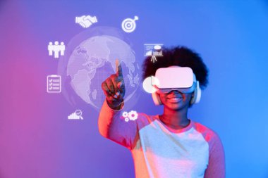 Genç bir insan sanal gerçeklik teknolojisiyle etkileşime geçerek, yenilikçi iş çözümlerini ve dijital dünyadaki müşteri katılımını artırma fırsatlarını keşfediyor. XDMCP