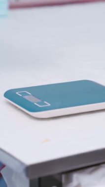 Modern fabrikada yüz maskesi üretim hattı. Covid-19 Coronavirus 2019 üretimi kavramı .