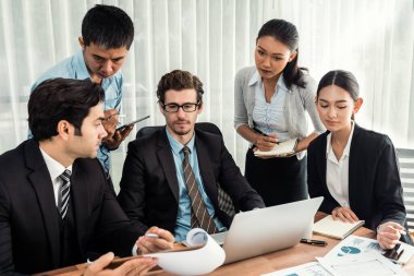 Modern ofis ortamında çalışan çeşitli etnik gruplardan çeşitli iş adamları. Üretken ve çok ırklı ofis çalışanları stratejik ticari pazarlama konusunda tartışmaya giriştiler. Çok titiz.