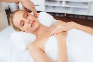 Kafkasyalı kadın stres önleyici kafa masajından ve lüks tatil beldesi ya da otel spa salonundaki modern ışık ortamında yüz güzelliği eğlencelerini şımartmaktan hoşlanıyor. Sessiz.